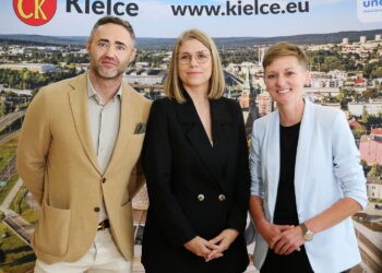 27.09.2024. Kielce. Oficjalna prezentacja nowego zastępcy prezydenta Kielc. Na zdjęciu (od lewej): Maciej Bursztein - szef klubu radnych Perspektywy, Ewelina Jastrzębska - nowy zastępca prezydenta Kielc i Agata Wojda - prezydent Kielc / Fot. Wiktor Taszłow - Radio Kielce