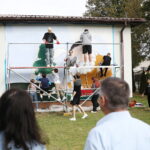 26.09.2024. Masłów. Uczniowie pod okiem artysty Mikołaja Korusa malują mural przedstawiający poetę Jana Kochanowskiego na budynku Szkoły Podstawowej w Brzezinkach / Fot. Wiktor Taszłow - Radio Kielce
