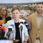 27.09.2024. Kielce. Oficjalna prezentacja nowego zastępcy prezydenta Kielc. Na zdjęciu (od lewej): Ewelina Jastrzębska - nowy zastępca prezydenta Kielc, Agata Wojda - prezydent Kielc i Maciej Bursztein - szef klubu radnych Perspektywy / Fot. Wiktor Taszłow - Radio Kielce