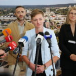 27.09.2024. Kielce. Oficjalna prezentacja nowego zastępcy prezydenta Kielc. Na zdjęciu (od lewej): Maciej Bursztein - szef klubu radnych Perspektywy, Agata Wojda - prezydent Kielc i Ewelina Jastrzębska - nowy zastępca prezydenta Kielc / Fot. Wiktor Taszłow - Radio Kielce