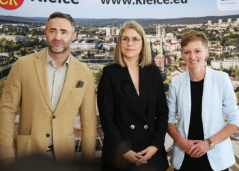 27.09.2024. Kielce. Oficjalna prezentacja nowego zastępcy prezydenta Kielc. Na zdjęciu (od lewej): Maciej Bursztein - szef klubu radnych Perspektywy, Ewelina Jastrzębska - nowy zastępca prezydenta Kielc i Agata Wojda - prezydent Kielc / Fot. Wiktor Taszłow - Radio Kielce