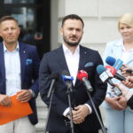 27.09.2024. Kielce. Prezentacja nowego klubu w Radzie Miasta Kielce. Na zdjęciu (od lewej): Marcin Chłodnicki, Maciej Jakubczyk i Natalia Rajtar / Fot. Wiktor Taszłow - Radio Kielce