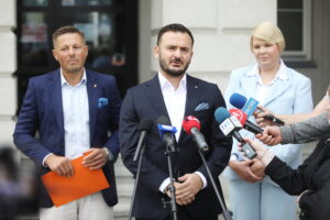 27.09.2024. Kielce. Prezentacja nowego klubu w Radzie Miasta Kielce. Na zdjęciu (od lewej): Marcin Chłodnicki, Maciej Jakubczyk i Natalia Rajtar / Fot. Wiktor Taszłow - Radio Kielce