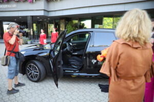 04.09.2024. Kielce. Przekazanie samochodu BMW X1 przez salon ZK Motors Salon BMW Kieleckiemu Teatrowi Tańca / Fot. Wiktor Taszłow - Radio Kielce