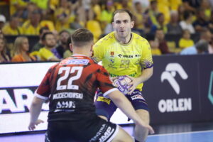 04.09.2024. Kielce. Mecz ORLEN Superligi Industria Kielce - Arged Rebud KPR OSTROVIA Ostrów Wielkopolski. Na zdjęciu (z piłką): Arkadiusz Moryto / Fot. Wiktor Taszłow - Radio Kielce