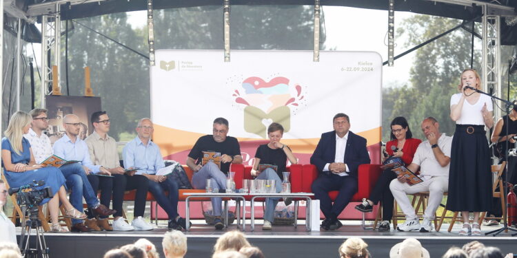 08.09.2024. Kielce. Narodowe Czytanie na Placu Artystów / Fot. Wiktor Taszłow - Radio Kielce