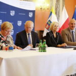 Rolnicy będą mieć lepszy dojazd do pól - Radio Kielce 12.09.2024. Kielce. Podpisanie umów na dofinansowanie dróg dojazdowych do pól / Fot. Wiktor Tasżłow - Radio Kielce