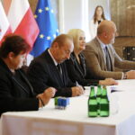 Rolnicy będą mieć lepszy dojazd do pól - Radio Kielce 12.09.2024. Kielce. Podpisanie umów na dofinansowanie dróg dojazdowych do pól / Fot. Wiktor Tasżłow - Radio Kielce