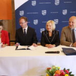 Rolnicy będą mieć lepszy dojazd do pól - Radio Kielce 12.09.2024. Kielce. Podpisanie umów na dofinansowanie dróg dojazdowych do pól / Fot. Wiktor Tasżłow - Radio Kielce