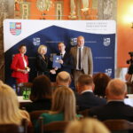 Rolnicy będą mieć lepszy dojazd do pól - Radio Kielce 12.09.2024. Kielce. Podpisanie umów na dofinansowanie dróg dojazdowych do pól / Fot. Wiktor Tasżłow - Radio Kielce