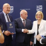 18.09.2024. Kielce. Umowy podpisane przez marszałek Renatę Janik na dofinansowanie gmin. / Fot. Wiktor Taszłow - Radio Kielce