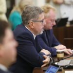 19.09.2024 Kielce. Sesja rady miasta. Na zdjęciu: Jarosław Karyś i Wiesław Koza / Fot. Wiktor Taszłow - Radio Kielce