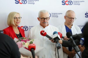 19.09.2024. Kielce. ŚCO. Konferencja dot. nowych zabiegów wykonywanych w Klinice Otolaryngologii, Chirurgii Głowy i Szyi. Na zdjęciu: Renata Janik - marszałek województwa świętokrzyskiego, prof. Stanisław Góźdź - dyrektor ŚCO, dr n. med. Sławomir Okła - kierownik kliniki / Fot. Wiktor Taszłow - Radio Kielce