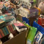 20.09.2024. Sandomierzanie przygotowują transport z darami dla powodzian z południowo-zachodniej Polski / Fot. Grażyna Szlęzak - Radio Kielce