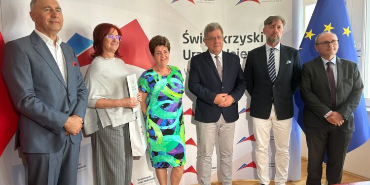 06.09.2024. Kielce. Na zdjęciu (od lewej): Dr Krzysztof Bartosz, dr n. med. Małgorzata Knap, dr n. med. Wioletta Mościcka-Staszczyk, wojewoda świętokrzyski Józef Bryk, dr n. med. Jarosław Miszczuk, prof. Artur Kowalik / Fot. Iwona Murawska-Bujnowicz - Radio Kielce