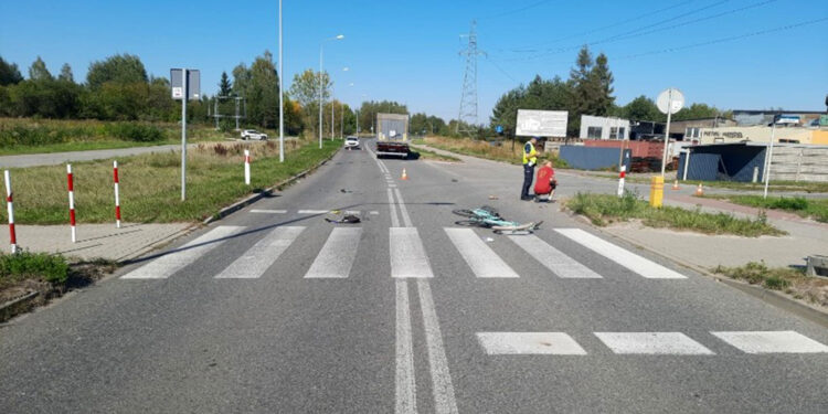 Ciężarówka potrąciła rowerzystę. Mężczyzna zmarł