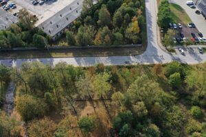 10.09.2024. Kielce. Działka przy al. Na Stadion, która ma być sprzedana pod budowę miejsc parkingowych i Domu Pielgrzyma / Fot. Jarosław Kubalski - Radio Kielce