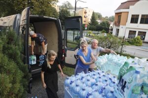 18.09.2024. Busko-Zdrój. Fundacja „Słoneczna Przyszłość” dla powodzian. / Fot. Jarosław Kubalski - Radio Kielce