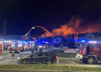 Potężny pożar w magazynie farb. W akcji wielu strażaków [ZDJĘCIA, WIDEO]