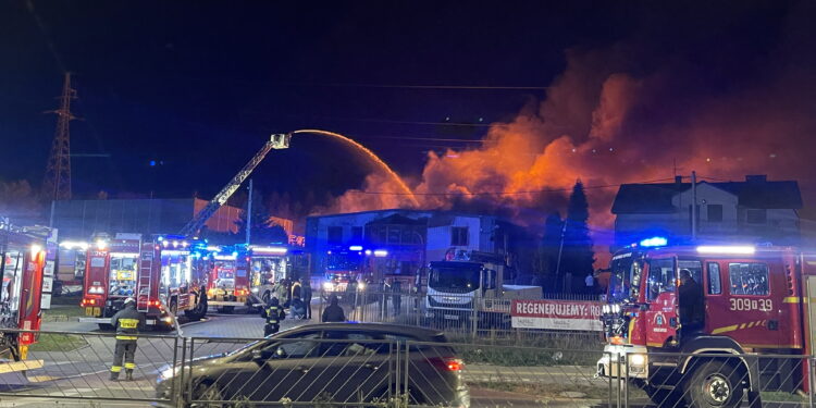 Potężny pożar w magazynie farb. W akcji wielu strażaków [ZDJĘCIA, WIDEO]