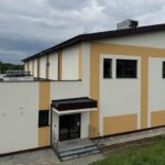 Nowa hala przy Dwujęzycznej Szkole Podstawowej im. Jana Pawła II w Bolminie / źródło: Urząd Gminy i Miasta Chęciny