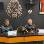 20.09.2024. Ostrowiec Św. 9. kolejka Betclic III ligi: KSZO 1929 Ostrowiec - Korona II Kielce. Na zdjęciu (od lewej): Radosław Jacek - trener KSZO 1929 i Marek Mierzwa - trener Korony II / Fot. Kamil Król - Radio Kielce