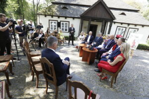 02.09.2024 Kielce. Konferencja prasowa przed Dworkiem Laszczyków na temat Dożynek Wojewódzkich / Fot. Jarosław Kubalski - Radio Kielce