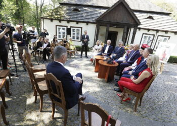 02.09.2024 Kielce. Konferencja prasowa przed Dworkiem Laszczyków na temat Dożynek Wojewódzkich / Fot. Jarosław Kubalski - Radio Kielce