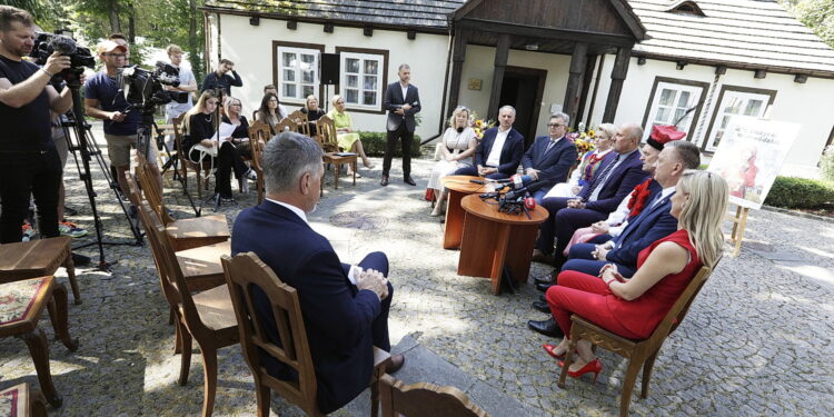 02.09.2024 Kielce. Konferencja prasowa przed Dworkiem Laszczyków na temat Dożynek Wojewódzkich / Fot. Jarosław Kubalski - Radio Kielce