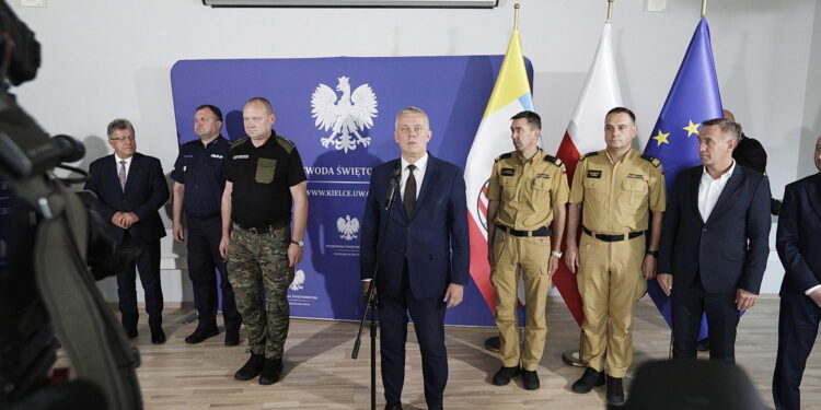 05.09.2024 Kielce. ŚUW. Tomasz Siemoniak, minister spraw wewnętrznych i administracji podczas konferencji prasowej / Fot. Jarosław Kubalski - Radio Kielce