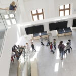 17.09.2024. Kielce. Teatr Lalki i Aktora Kubuś. Przed spektaklem Szewc Dratewka bilety sprawdzała prezydent Kielce - Agata Wojda / Fot. Jarosław Kubalski - Radio Kielce