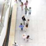 17.09.2024. Kielce. Teatr Lalki i Aktora Kubuś. Przed spektaklem Szewc Dratewka bilety sprawdzała prezydent Kielce - Agata Wojda / Fot. Jarosław Kubalski - Radio Kielce