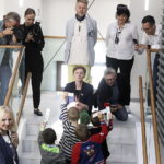 17.09.2024. Kielce. Teatr Lalki i Aktora Kubuś. Przed spektaklem Szewc Dratewka bilety sprawdzała prezydent Kielce - Agata Wojda / Fot. Jarosław Kubalski - Radio Kielce