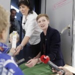 17.09.2024. Kielce. Teatr Lalki i Aktora Kubuś. Przed spektaklem Szewc Dratewka bilety sprawdzała prezydent Kielce - Agata Wojda / Fot. Jarosław Kubalski - Radio Kielce