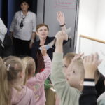 17.09.2024. Kielce. Teatr Lalki i Aktora Kubuś. Przed spektaklem Szewc Dratewka bilety sprawdzała prezydent Kielce - Agata Wojda / Fot. Jarosław Kubalski - Radio Kielce