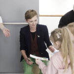 17.09.2024. Kielce. Teatr Lalki i Aktora Kubuś. Przed spektaklem Szewc Dratewka bilety sprawdzała prezydent Kielce - Agata Wojda / Fot. Jarosław Kubalski - Radio Kielce