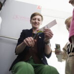 17.09.2024. Kielce. Teatr Lalki i Aktora Kubuś. Przed spektaklem Szewc Dratewka bilety sprawdzała prezydent Kielce - Agata Wojda / Fot. Jarosław Kubalski - Radio Kielce