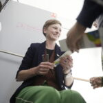 17.09.2024. Kielce. Teatr Lalki i Aktora Kubuś. Przed spektaklem Szewc Dratewka bilety sprawdzała prezydent Kielce - Agata Wojda / Fot. Jarosław Kubalski - Radio Kielce