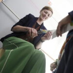 17.09.2024. Kielce. Teatr Lalki i Aktora Kubuś. Przed spektaklem Szewc Dratewka bilety sprawdzała prezydent Kielce - Agata Wojda / Fot. Jarosław Kubalski - Radio Kielce