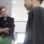 17.09.2024. Kielce. Teatr Lalki i Aktora Kubuś. Przed spektaklem Szewc Dratewka bilety sprawdzała prezydent Kielce - Agata Wojda / Fot. Jarosław Kubalski - Radio Kielce