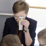 17.09.2024. Kielce. Teatr Lalki i Aktora Kubuś. Przed spektaklem Szewc Dratewka bilety sprawdzała prezydent Kielce - Agata Wojda / Fot. Jarosław Kubalski - Radio Kielce