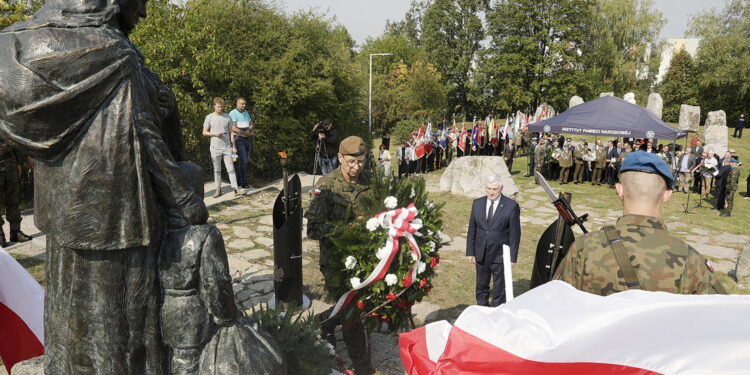 17.09.2024 Kielce Uroczystości w 85. rocznicę ataku ZSRR na Polskę pod pomnikiem Matki Polki Sybiraczki / Fot. Jarosław Kubalski - Radio Kielce