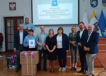 Na gali w Jędrzejowie wieś Lasochów reprezentowali: sołtys sołectwa Lasochów Maria Sosnowska, mieszkanki Lasochowa Izabela Włodarczyk i Elżbieta Włodarczyk, a także burmistrz Miasta i Gminy Małogoszcz Paweł Król. / Fot. Miasto i Gmina Małogoszcz