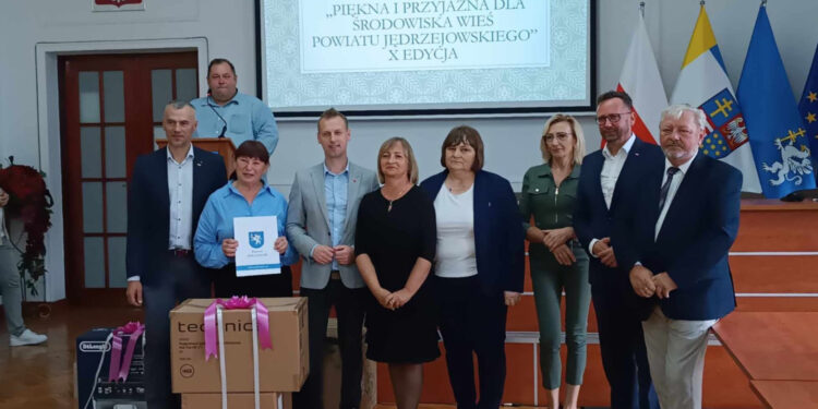 Na gali w Jędrzejowie wieś Lasochów reprezentowali: sołtys sołectwa Lasochów Maria Sosnowska, mieszkanki Lasochowa Izabela Włodarczyk i Elżbieta Włodarczyk, a także burmistrz Miasta i Gminy Małogoszcz Paweł Król. / Fot. Miasto i Gmina Małogoszcz