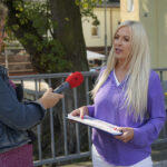 17.09.2024 Kielce. Zbiórka podpisów pod nowelizacją ustawy o ochronie zwierząt. Na zdjęciu: Monika Raczyńska, wolontariuszka / Fot. Aleksandra Kwaśniewska - Radio Kielce