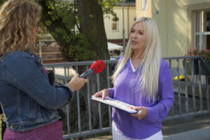 17.09.2024 Kielce. Zbiórka podpisów pod nowelizacją ustawy o ochronie zwierząt. Na zdjęciu: Monika Raczyńska, wolontariuszka / Fot. Aleksandra Kwaśniewska - Radio Kielce