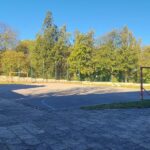 Nie chcą już grać „na betonie" - Radio Kielce 30.09.2024. Kielce. Boisko Szkoły Podstawowej nr 22 w Kielcach / źródło: SP 22