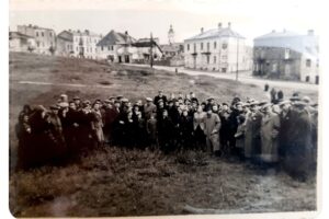 Fotografia, dzięki której udało się zlokalizować miejsce masowego grobu / źródło: Jews of Ostrowiec Memorial Project