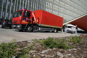 20.09.2024. Kielce. Transport darów zebranych pod Urzędem Wojewódzkim wyjeżdża do powodzian z powiatu kłodzkiego / Fot. Aleksandra Kwaśniewska - Radio Kielce