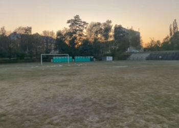 Zniszczona murawa stadionu w Skarżysku-Kamiennej